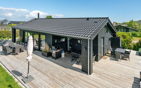 Kjell - 100M from the Sea: Bleu, Arbuste, Chalet, Couverture De Sol, Jardin, Biens, Ombre, Aménagement Paysager, Ferme, Eco Hôtel