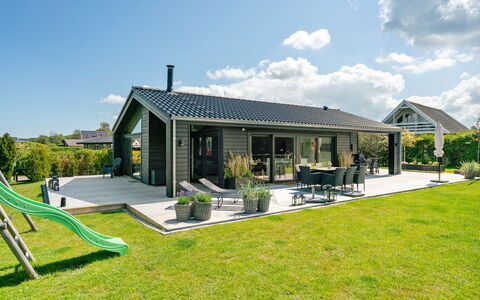 Kjell - 100M from the Sea: Bleu, Arbuste, Chalet, Couverture De Sol, Jardin, Biens, Ombre, Aménagement Paysager, Ferme, Eco Hôtel