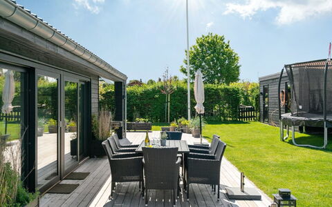 Kjell - 100M from the Sea: Bleu, Arbuste, Chalet, Couverture De Sol, Jardin, Biens, Ombre, Aménagement Paysager, Ferme, Eco Hôtel