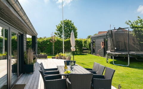 Kjell - 100M from the Sea: Bleu, Arbuste, Chalet, Couverture De Sol, Jardin, Biens, Ombre, Aménagement Paysager, Ferme, Eco Hôtel