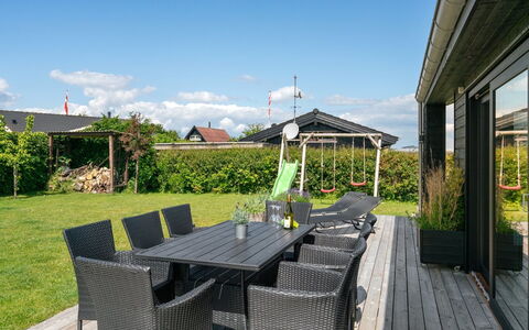 Kjell - 100M from the Sea: Bleu, Arbuste, Chalet, Couverture De Sol, Jardin, Biens, Ombre, Aménagement Paysager, Ferme, Eco Hôtel