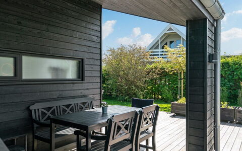 Kjell - 100M from the Sea: Bleu, Arbuste, Chalet, Couverture De Sol, Jardin, Biens, Ombre, Aménagement Paysager, Ferme, Eco Hôtel