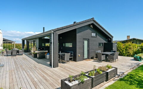 Kjell - 100M from the Sea: Bleu, Arbuste, Chalet, Couverture De Sol, Jardin, Biens, Ombre, Aménagement Paysager, Ferme, Eco Hôtel