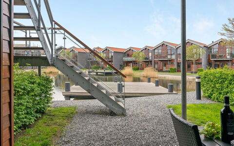 Allyson - 450M from the Sea: Zone Résidentielle, Design Urbain, Domicile, Siding, Allée, Passerelle, Balcon