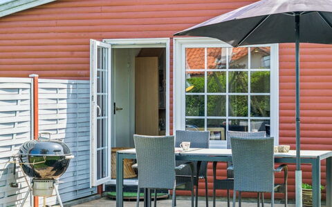 Amy - 150M from the Sea: Meubles, Mobilier De Jardin, Chaise, Table, Tableau De Plein Air, Porte, Patio, Table Cuisine Et Salle A Manger, Tache De Bois, Porche
