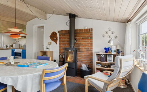 Amy - 150M from the Sea: Meubles, Design Intérieur, Bois, Sol, Plafond, Sol, Chaise, Pièce, Domicile, Salon