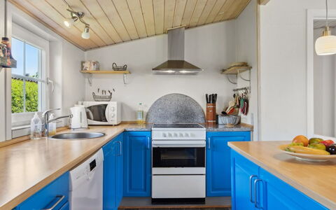 Amy - 150M from the Sea: Cuisine, Appareil De Cuisine, Comptoir, Design Intérieur, Sol, Principaux Appliance, Meubles, Bois, Cabinetry, Sol