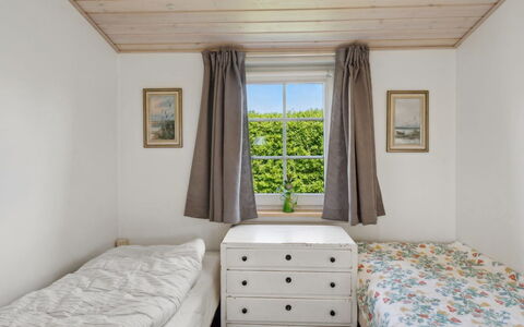 Amy - 150M from the Sea: Lit, Chambre, Bois, Meubles, Design Intérieur, Sol, Sol, Literie, Drap De Lit, Plafond