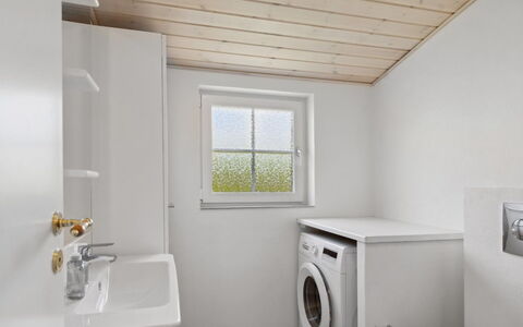 Amy - 150M from the Sea: Mur, Sol, Bois, Sol, Plafond, Design Intérieur, Luminaire Plomberie, Pièce, Plomberie, Salle De Bains