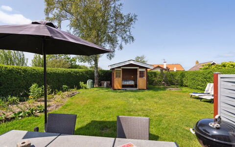 Amy - 150M from the Sea: Maison, Toit, Domicile, Arbuste, Chalet, Meubles, Jardin, Pelouse, Porte, Mobilier De Jardin