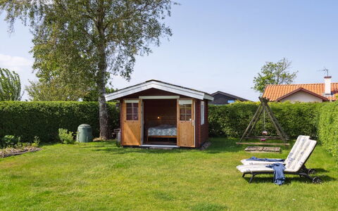 Amy - 150M from the Sea: Toit, Maison, Arbuste, Cabanon, Chalet, Porte, Batiments Jardin, Domicile, Jardin, Arrière-Cour