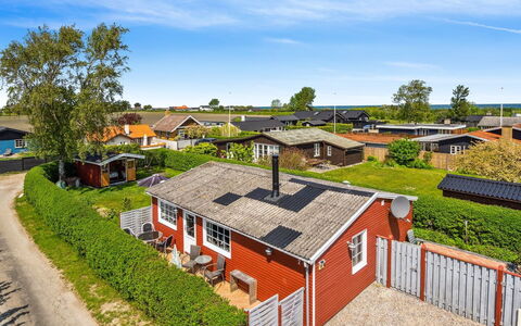 Amy - 150M from the Sea: Bleu, Arbuste, Chalet, Couverture De Sol, Jardin, Biens, Ombre, Aménagement Paysager, Ferme, Eco Hôtel