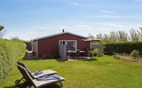 Amy - 150M from the Sea: Bleu, Arbuste, Chalet, Couverture De Sol, Jardin, Biens, Ombre, Aménagement Paysager, Ferme, Eco Hôtel