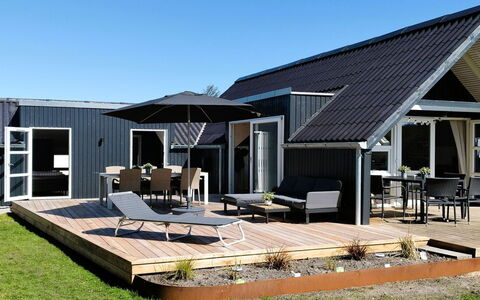 Elbert - 100M from the Sea: Toit, Chalet, Ombre, Mobilier De Jardin, Plate-Forme, Pelouse, Aménagement Paysager, Patio, Cour, Siding