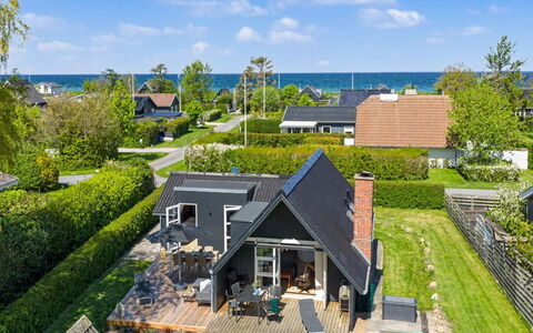 Elbert - 100M from the Sea: Bois, Jardin, Arrière-Cour, Lot Terre, Domicile, Toit, Ombre, Plate-Forme, Dur, Cour