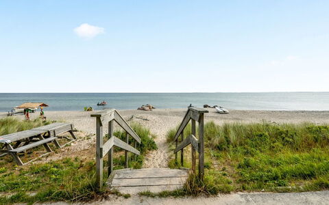 Neea - 40M from the Sea: Toit, Maison, Lot Terre, Domicile, Chalet, Biens, Batiments Jardin, Ombre, Cabane En Rondins, Aménagement Paysager