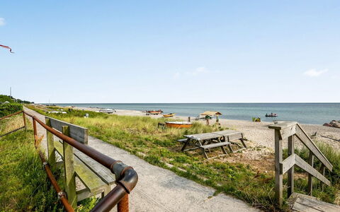 Neea - 40M from the Sea: Toit, Maison, Lot Terre, Domicile, Chalet, Biens, Batiments Jardin, Ombre, Cabane En Rondins, Aménagement Paysager