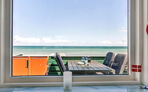 Eldar - 5M from the Sea: Bleu, Arbuste, Chalet, Couverture De Sol, Jardin, Biens, Ombre, Aménagement Paysager, Ferme, Eco Hôtel