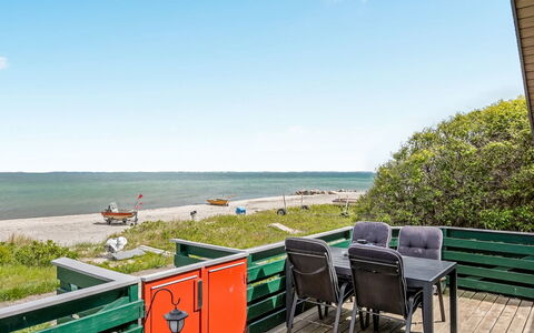 Eldar - 5M from the Sea: Bleu, Arbuste, Chalet, Couverture De Sol, Jardin, Biens, Ombre, Aménagement Paysager, Ferme, Eco Hôtel