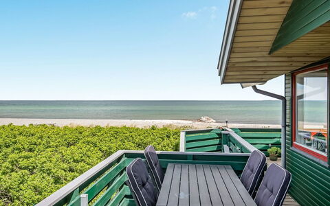 Eldar - 5M from the Sea: Bleu, Arbuste, Chalet, Couverture De Sol, Jardin, Biens, Ombre, Aménagement Paysager, Ferme, Eco Hôtel
