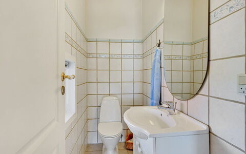 Dyrken - 200M from the Sea: Sol, Salle De Bains, Luminaire Plomberie, Sol, Design Intérieur, Toilette, Plomberie, Lavabo, Tuile, Siège De Toilette