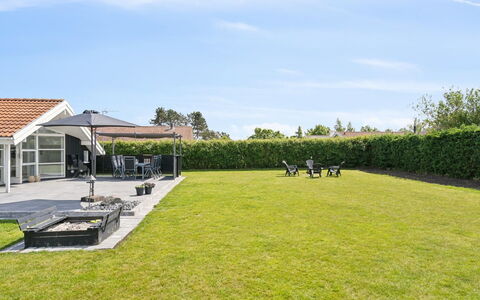 Dyrken - 200M from the Sea: Toit, Domicile, Ombre, Pelouse, Jardin, Loisir, Biens, Aménagement Paysager, Cour, Ferme