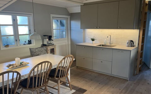 Ulv - 25M from the Sea: Sol, Meubles, Sol, Design Intérieur, Bois, Cuisine, Cabinetry, Parquet, Domicile, Comptoir
