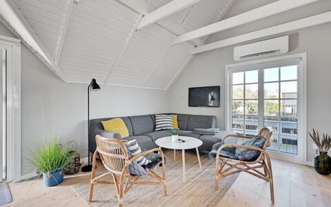 Ulv - 25M from the Sea: Meubles, Bois, Sol, Design Intérieur, Sol, Plafond, Canapé, Salon, Parquet, Chaise