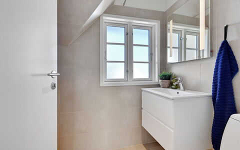 Ulv - 25M from the Sea: Sol, Sol, Design Intérieur, Luminaire Plomberie, Salle De Bains, Plomberie, Porte, Pièce, Robinet