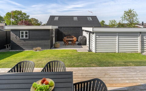 Ulv - 25M from the Sea: Toit, Domicile, Maison, Siding, Zone Résidentielle, Chalet, Jardin, Arrière-Cour, Ombre, Mobilier De Jardin