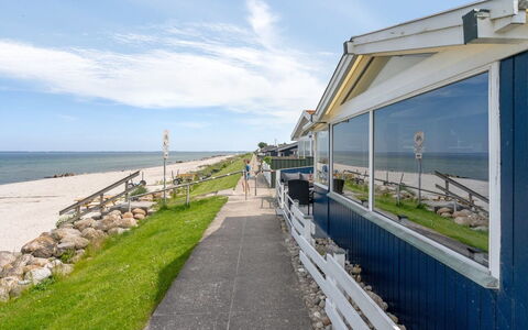 Nera - 10M from the Sea: Bleu, Arbuste, Chalet, Couverture De Sol, Jardin, Biens, Ombre, Aménagement Paysager, Ferme, Eco Hôtel