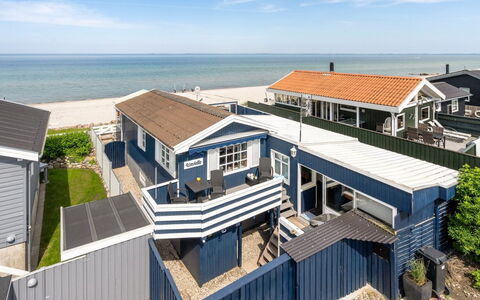 Nera - 10M from the Sea: Bleu, Arbuste, Chalet, Couverture De Sol, Jardin, Biens, Ombre, Aménagement Paysager, Ferme, Eco Hôtel