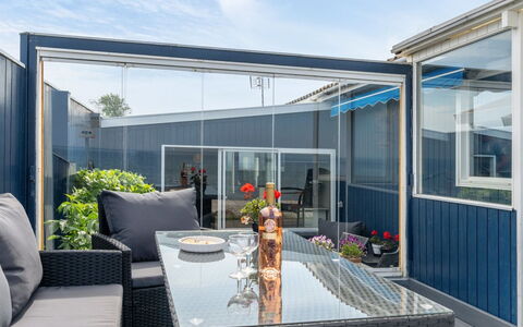 Nera - 10M from the Sea: Bleu, Arbuste, Chalet, Couverture De Sol, Jardin, Biens, Ombre, Aménagement Paysager, Ferme, Eco Hôtel