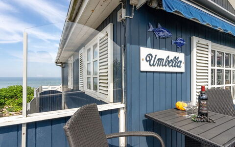 Nera - 10M from the Sea: Bleu, Arbuste, Chalet, Couverture De Sol, Jardin, Biens, Ombre, Aménagement Paysager, Ferme, Eco Hôtel