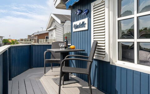 Nera - 10M from the Sea: Bleu, Arbuste, Chalet, Couverture De Sol, Jardin, Biens, Ombre, Aménagement Paysager, Ferme, Eco Hôtel