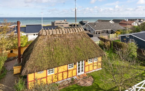 Ethly - 50M from the Sea: Toit, Maison, Lot Terre, Domicile, Chalet, Biens, Batiments Jardin, Ombre, Cabane En Rondins, Aménagement Paysager