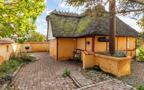 Ethly - 50M from the Sea: Toit, Maison, Lot Terre, Domicile, Chalet, Biens, Batiments Jardin, Ombre, Cabane En Rondins, Aménagement Paysager