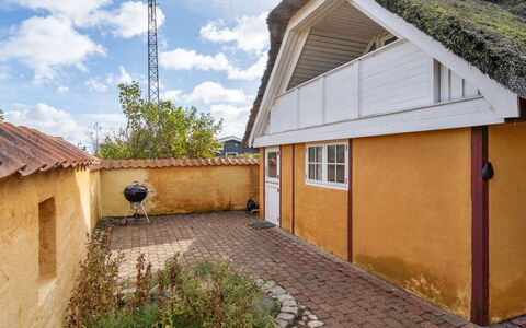 Ethly - 50M from the Sea: Toit, Maison, Lot Terre, Domicile, Chalet, Biens, Batiments Jardin, Ombre, Cabane En Rondins, Aménagement Paysager
