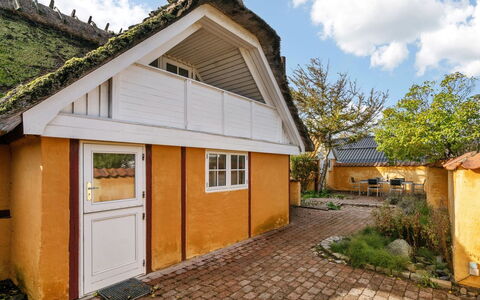 Ethly - 50M from the Sea: Toit, Maison, Lot Terre, Domicile, Chalet, Biens, Batiments Jardin, Ombre, Cabane En Rondins, Aménagement Paysager