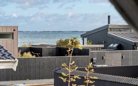 Ethly - 50M from the Sea: Toit, Maison, Lot Terre, Domicile, Chalet, Biens, Batiments Jardin, Ombre, Cabane En Rondins, Aménagement Paysager