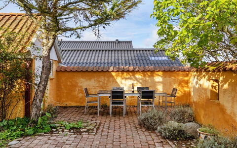 Ethly - 50M from the Sea: Toit, Maison, Lot Terre, Domicile, Chalet, Biens, Batiments Jardin, Ombre, Cabane En Rondins, Aménagement Paysager