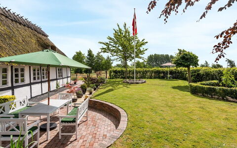 Maileen - 2.1Km to the Fjord: Bleu, Arbuste, Chalet, Couverture De Sol, Jardin, Biens, Ombre, Aménagement Paysager, Ferme, Eco Hôtel