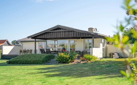 Evald - 200M from the Sea: Bleu, Arbuste, Chalet, Couverture De Sol, Jardin, Biens, Ombre, Aménagement Paysager, Ferme, Eco Hôtel