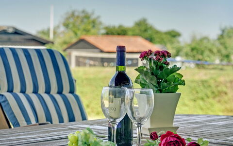 Evald - 200M from the Sea: Bleu, Arbuste, Chalet, Couverture De Sol, Jardin, Biens, Ombre, Aménagement Paysager, Ferme, Eco Hôtel