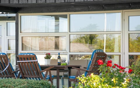 Evald - 200M from the Sea: Bleu, Arbuste, Chalet, Couverture De Sol, Jardin, Biens, Ombre, Aménagement Paysager, Ferme, Eco Hôtel
