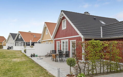 Bleike - 250M from the Sea: Bleu, Arbuste, Chalet, Couverture De Sol, Jardin, Biens, Ombre, Aménagement Paysager, Ferme, Eco Hôtel