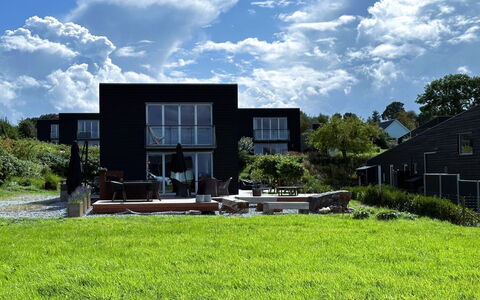 Anny - 100M from the Sea: Domicile, Toit, Maison, Chalet, Biens, Porte, Porche, Siding, Ferme, Ombre