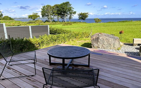 Anny - 100M from the Sea: Domicile, Toit, Maison, Chalet, Biens, Porte, Porche, Siding, Ferme, Ombre