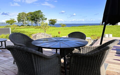 Anny - 100M from the Sea: Domicile, Toit, Maison, Chalet, Biens, Porte, Porche, Siding, Ferme, Ombre