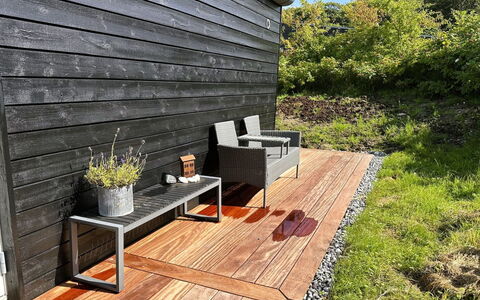 Anny - 100M from the Sea: Domicile, Toit, Maison, Chalet, Biens, Porte, Porche, Siding, Ferme, Ombre